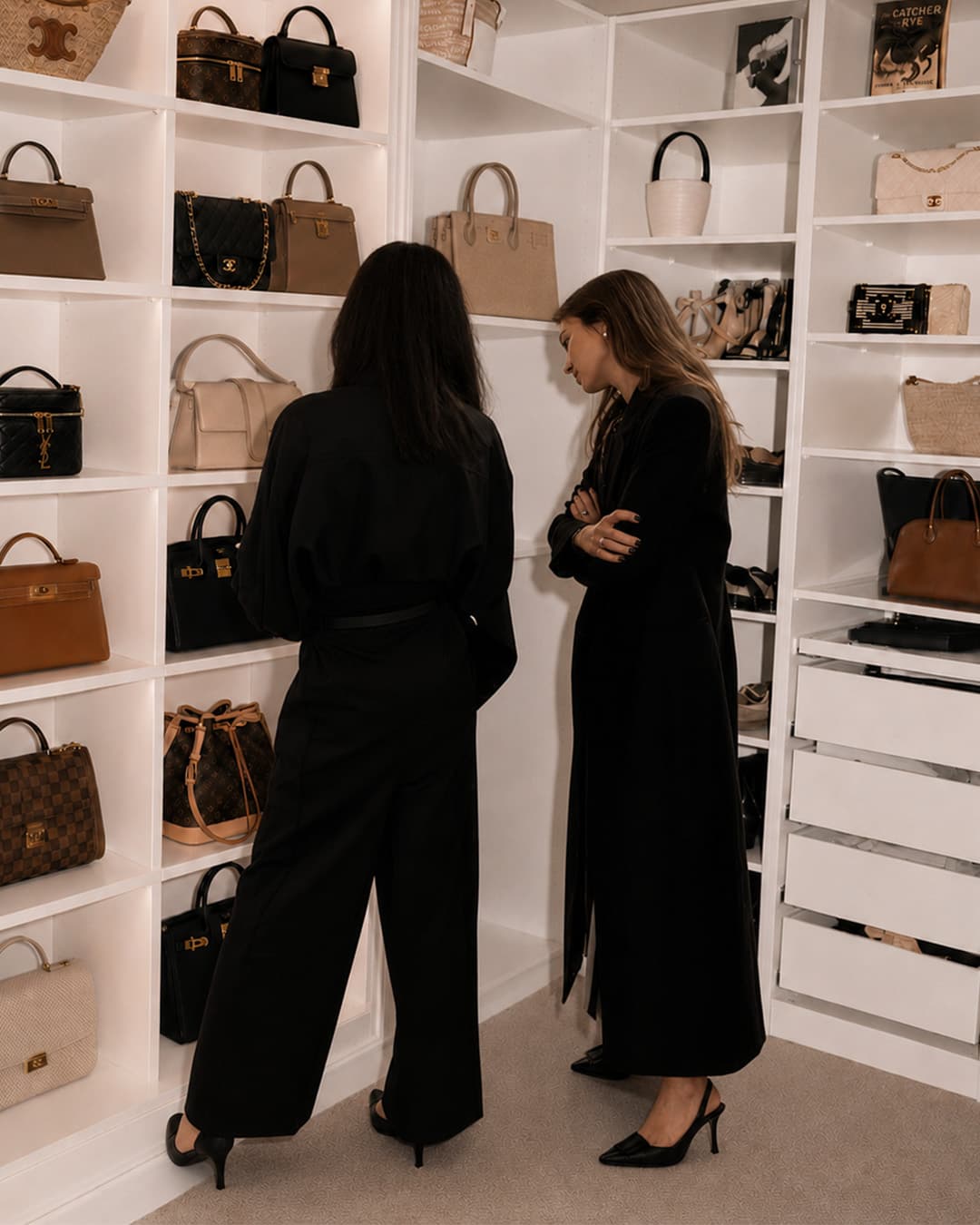Closet de luxo com bolsas de grife organizadas em prateleiras iluminadas