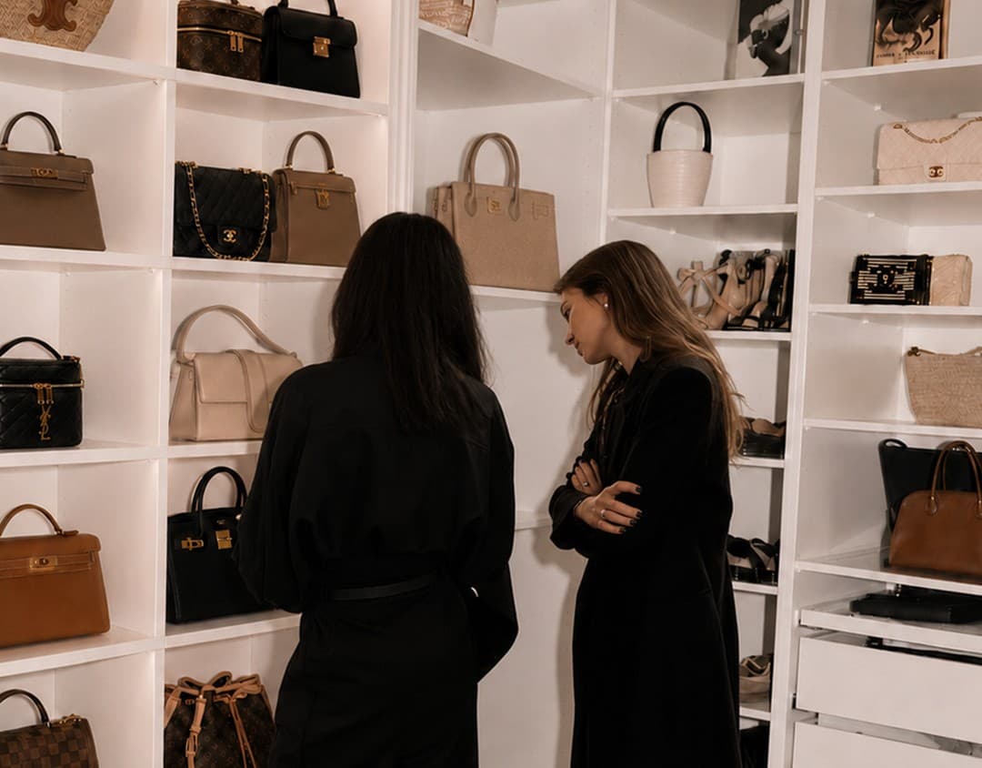 Closet de luxo com bolsas de grife organizadas em prateleiras iluminadas